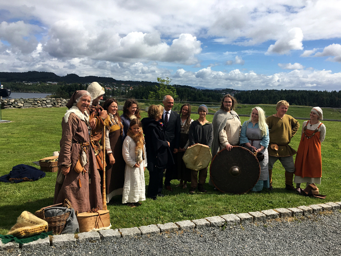 Historien blir levendegjort for Dronningen og andre besøkende til Nordvegen historiesenter på Avaldsnes. Foto: Sven Gj. Gjeruldsen, Det kongelige hoff
